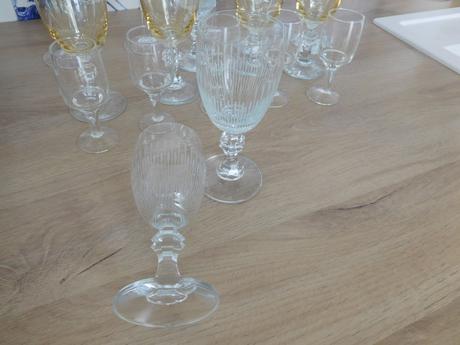 Sklenené poháre na nožičke, 