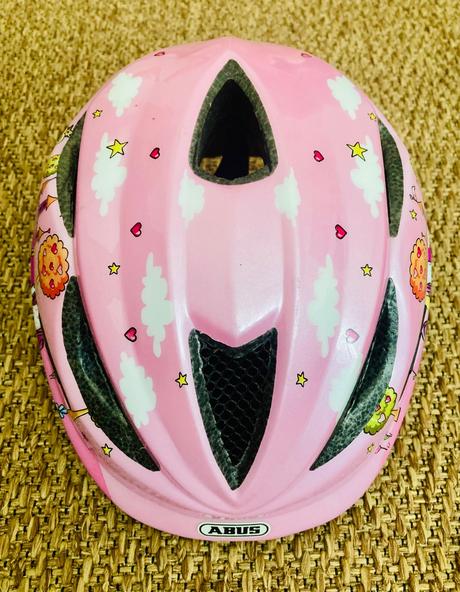 Kvalitná cyklo prilba zn. abus pre princeznu, s