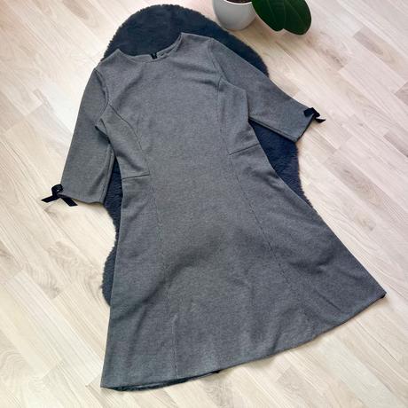 Imperia šedo-čierne krátke šaty s 3/4 rukávom, s