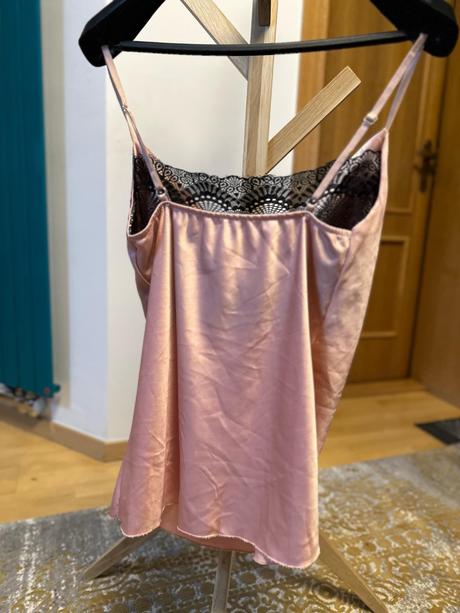 Saténové tielko s čiernou čipkou, m