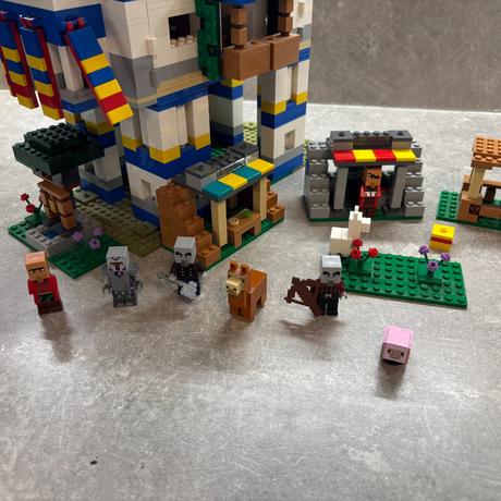 Lego 21188 minecraft- dedinka lám, 