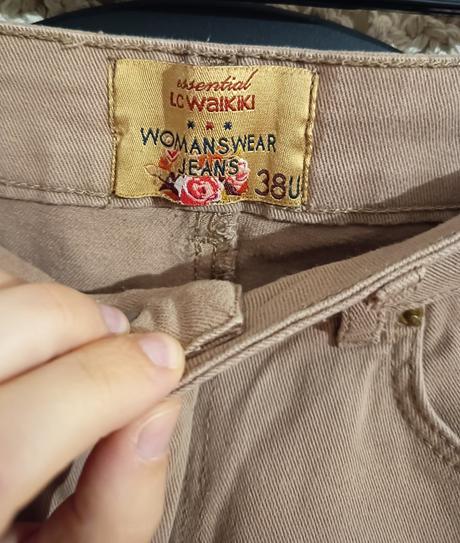 Béžové džínsy, m