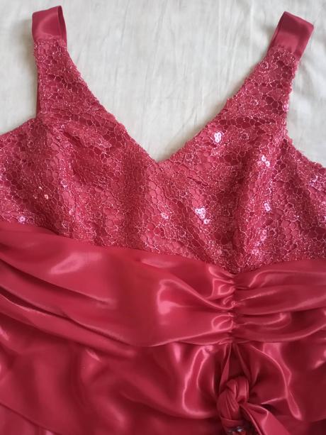 Dlhé,krásne spoločenské šaty, 44