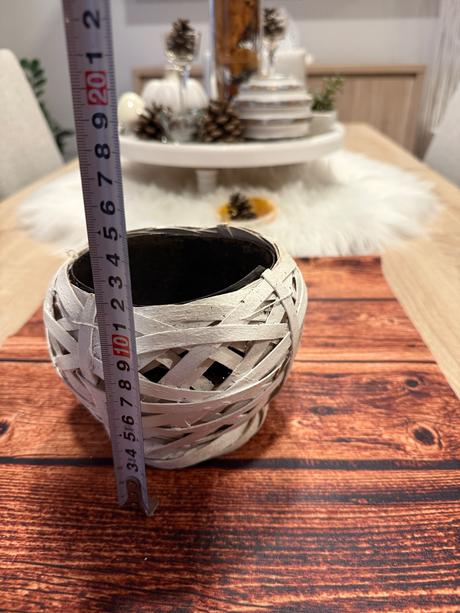 Biely kvetináč ratanového vzhľadu,