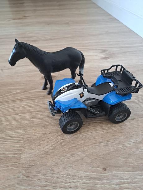 Bruder policajná štvorkolka, 