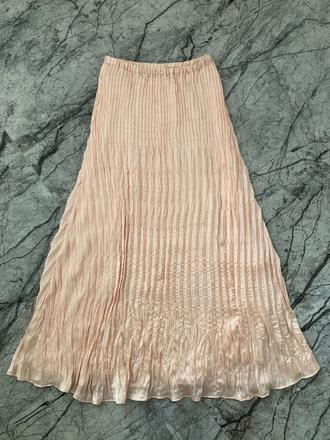 Dlhá saténová sukňa, 34