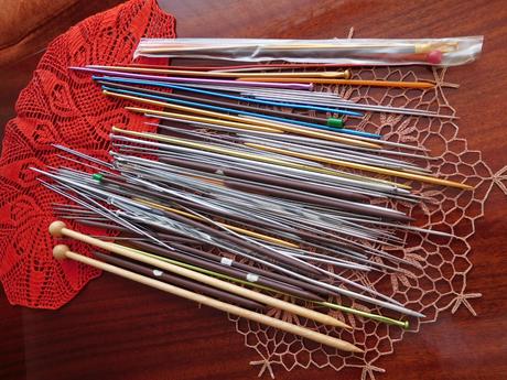 Ihlice rozne na pletenie aj háčiky, 