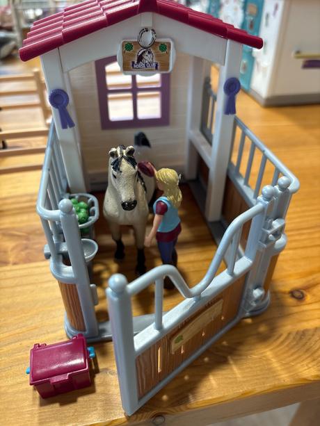 Schleich stajňa s koňmi a ošetrovateľkou,