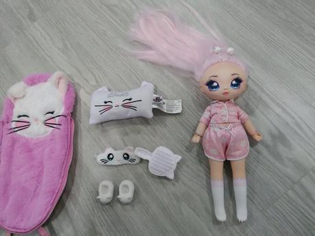 Bábika s doplnkami, 