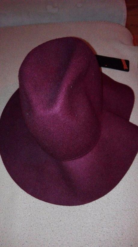 Bordovy klobuk, new yorker