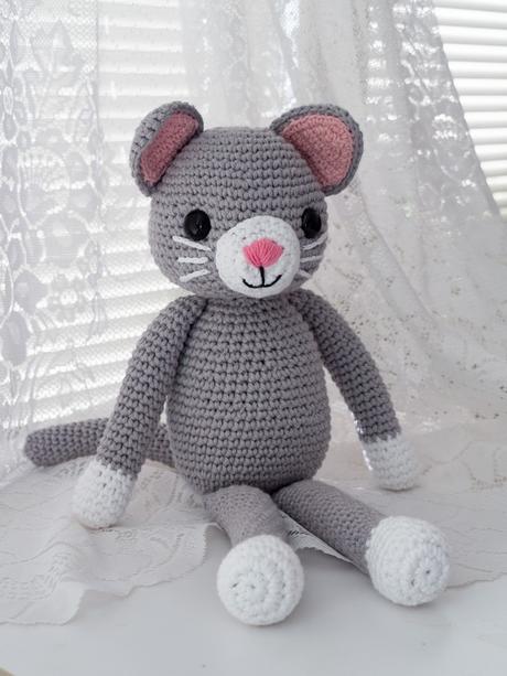 Háčkovaná mačička 39 cm,