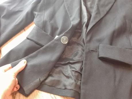 Čierne sako so  zaujímavým zapínaním, s