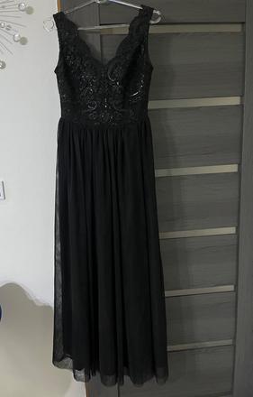 Čierne spoločenské šaty, l