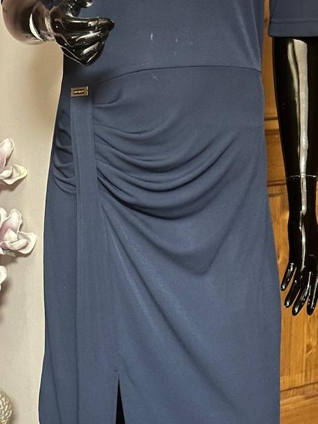Tmavomodré elegantné šaty s odhalenými ramenami, l / m
