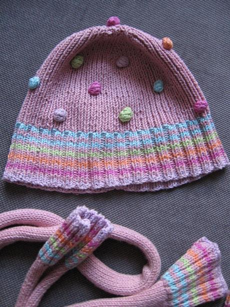 Guličkový kompletík -čiapka ,rukavice,štucne,šál, 86