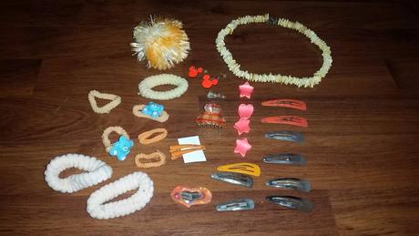 Oranžové gumičky, sponky, náhrdelník,