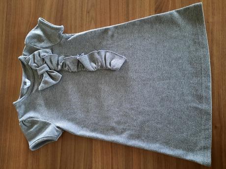 Strieborné šaty s mašľou, 104