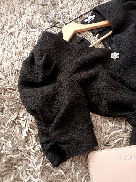 Čierne šaty s brošňou, reserved,m