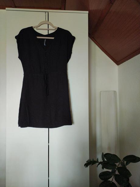 Mini čierne šaty, 36