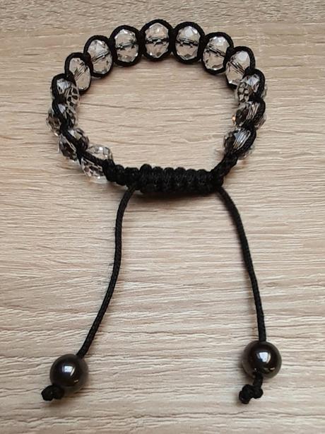 Čierny náramok s priehľadnými korálikmi,