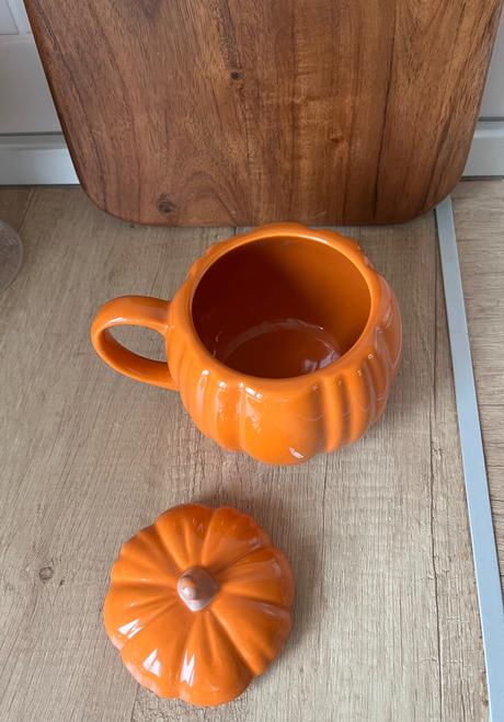 Oranžový tekvicový hrnček s pokrievkou, 