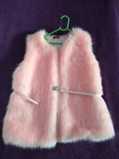 Chlpatá huňatá elegantná vesta s opaskom, 164