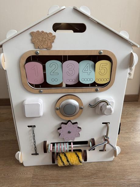 Montessori domček activity board,