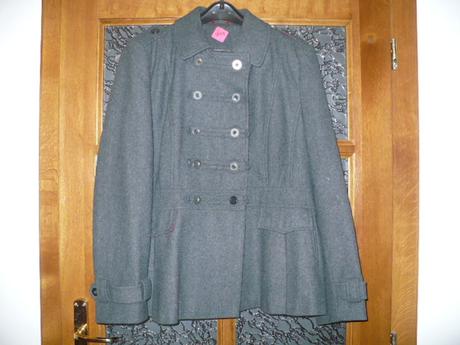 Tmavo sivý kabát, george,l