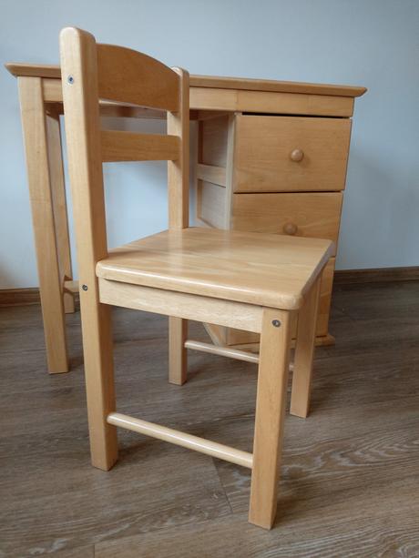 Drevený stôl a stolička,