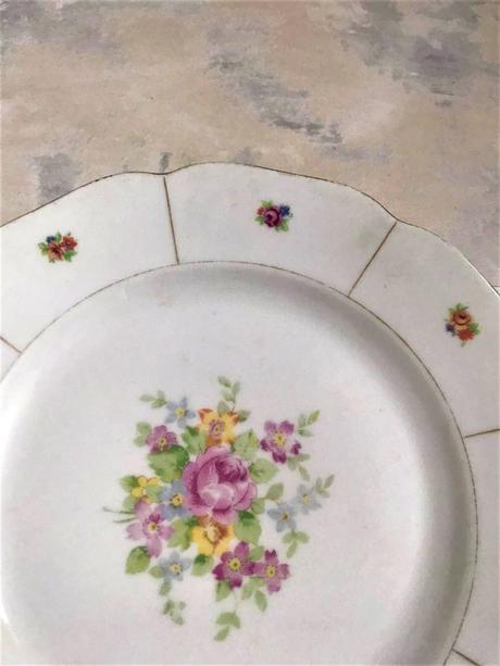 Starožitný tanier,