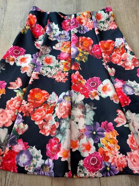 Kvetinová sukňa, atmosphere,36