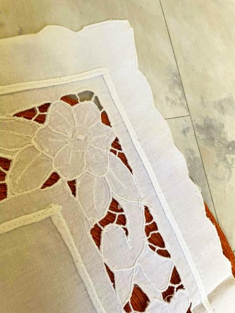 Batistový obrúsok - richelieu, 