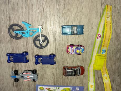 Autíčka a pohyblivé hračky kinder surprise 8,