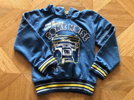 Mikinka s kapucňou, 98