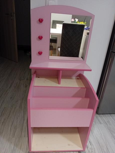 Kozmeticky stolik,