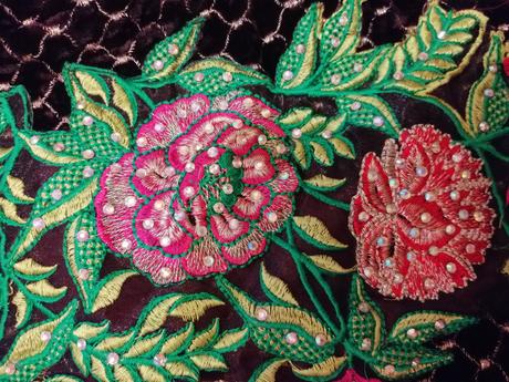 Nádherné vyšívané šaty, m