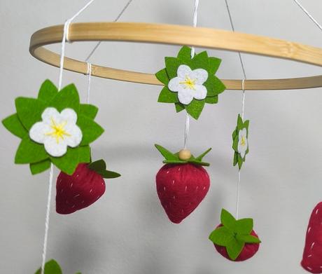 Kolotoč nad postieľku jahôdky, 