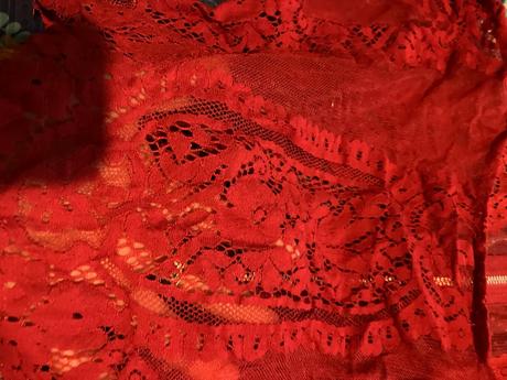 Červený krajkový top, 38