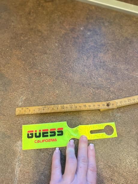 Guess reflexný prívesok, guess