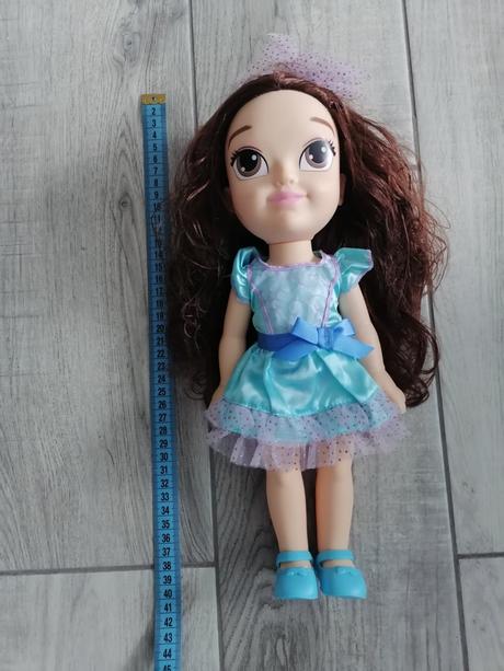 Bábika s kučeravými vláskami,