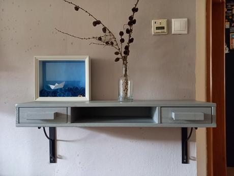 Nástenná polica so zásuvkami,