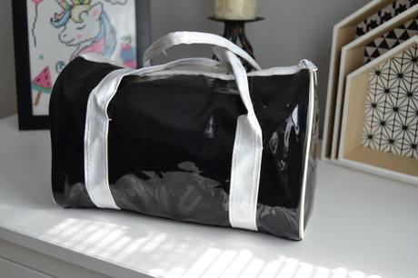 Retro čierna lakovaná taška (barrel / duffle bag),