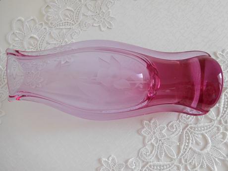 Alexnadritové hútni sklo s růži výška 27,5 cm, 