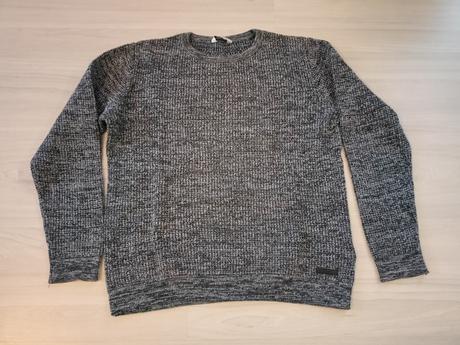 Slušný chlapčenský svetrík, 146