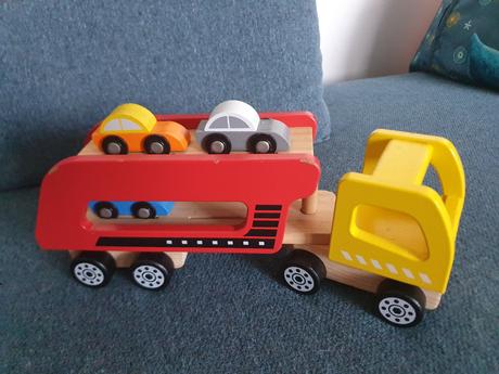 Drevený nákladiak s autami,