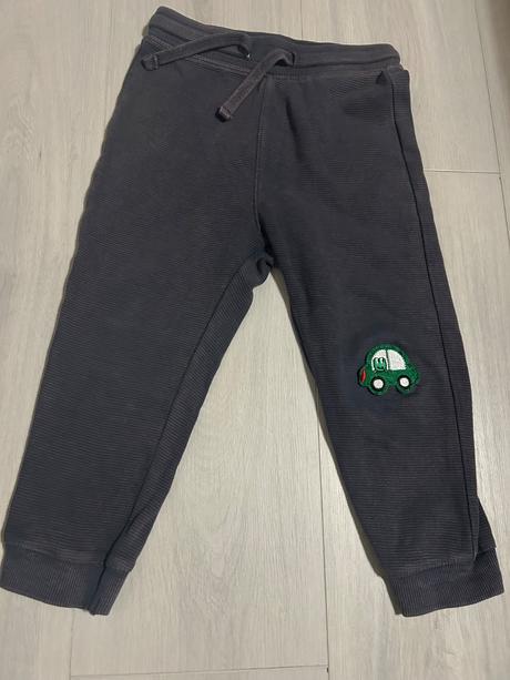 Zadarmo tepláky, 98