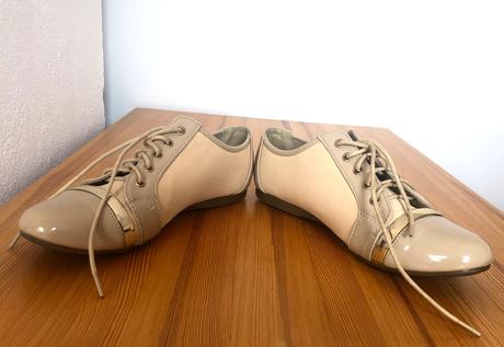 Béžové poltopánky so zlatým pásikom, 38