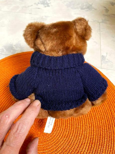 Macík v pletenom svetríku,