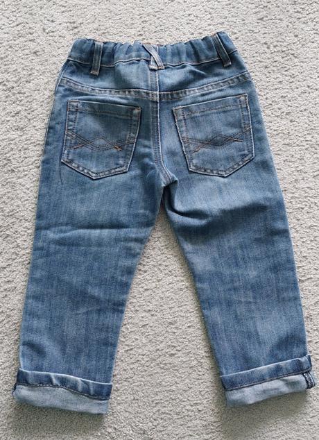 Štýlové rifle s dierami na kolenách, 98