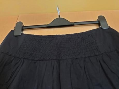 Dámska čierna sukňa č.m, m